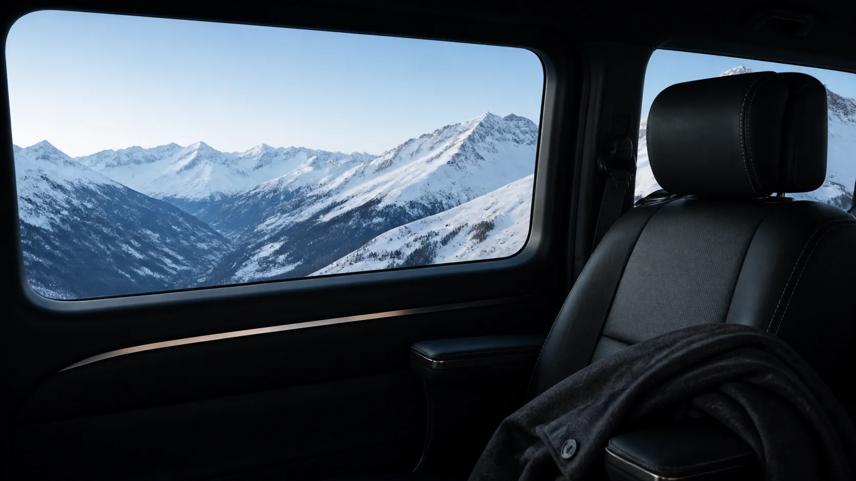 Cuir noir et vue sur les Alpes depuis un habitacle Mercedes.