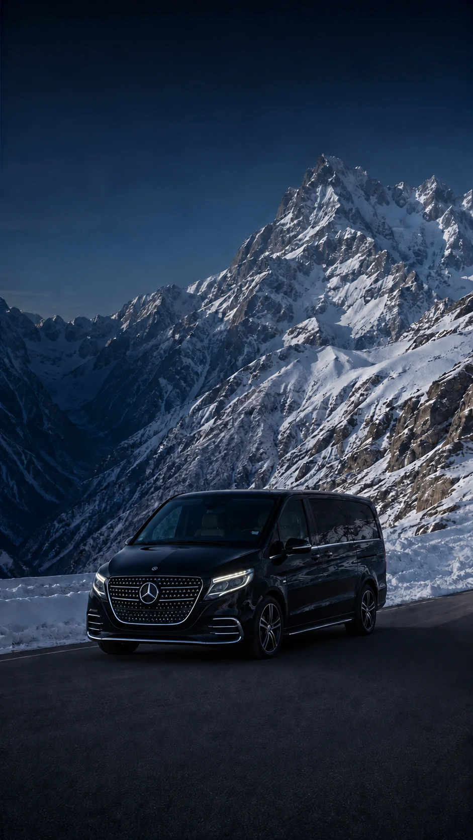 Un Mercedes Classe V sur une route alpine, sous les sommets enneigés.