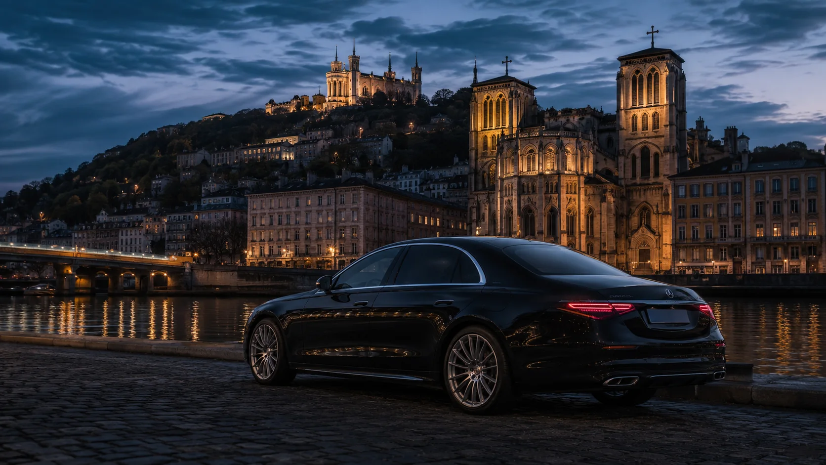 Interprétation de Lyon à l'heure bleue, une berline Mercedes au bord de la Saône.