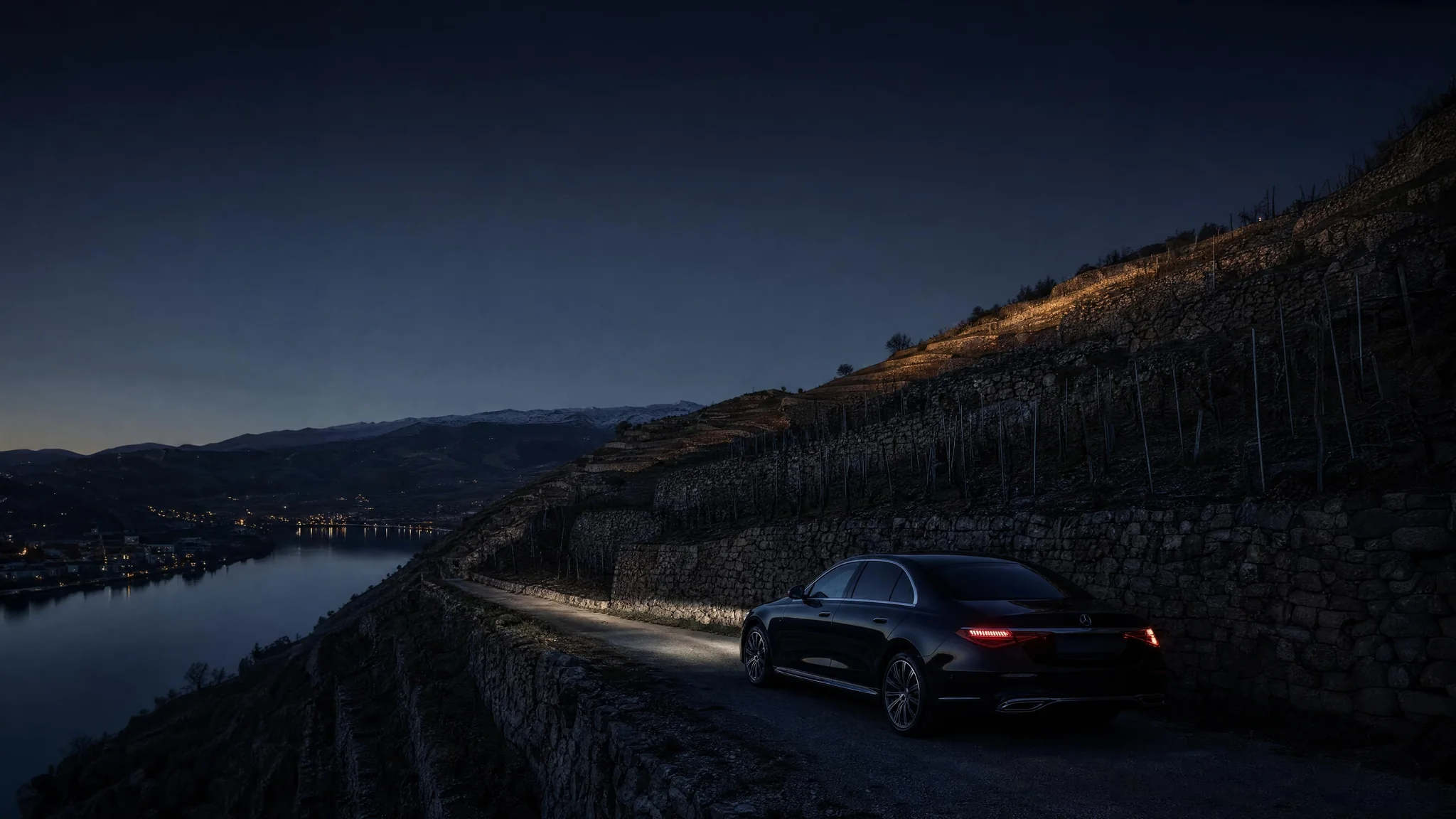 Les terrasses de la Côte-Rôtie au-dessus du Rhône, une Mercedes Classe S sur la route des vignes.